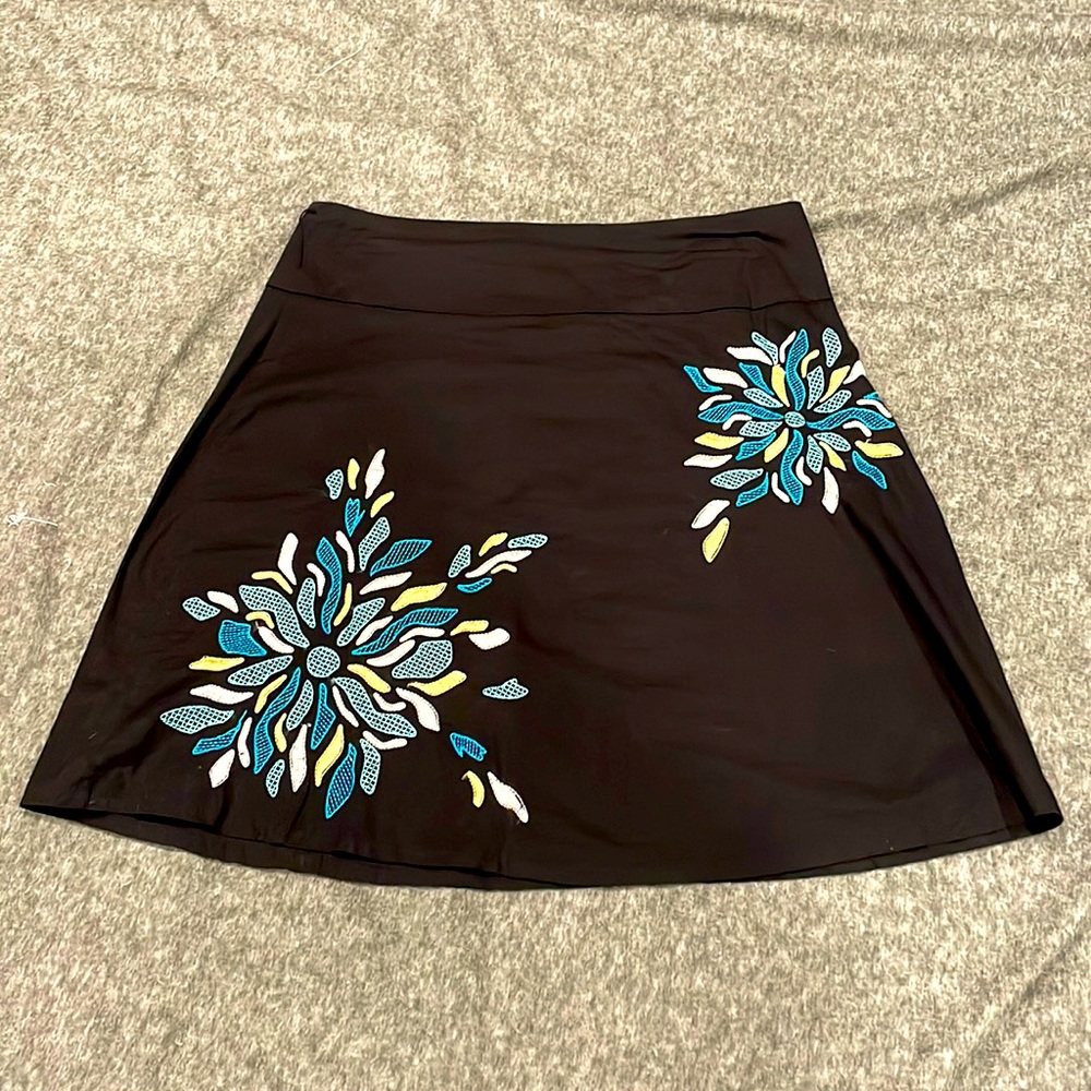 Bright floral embroidered black skirt, juniors 7, women s/m